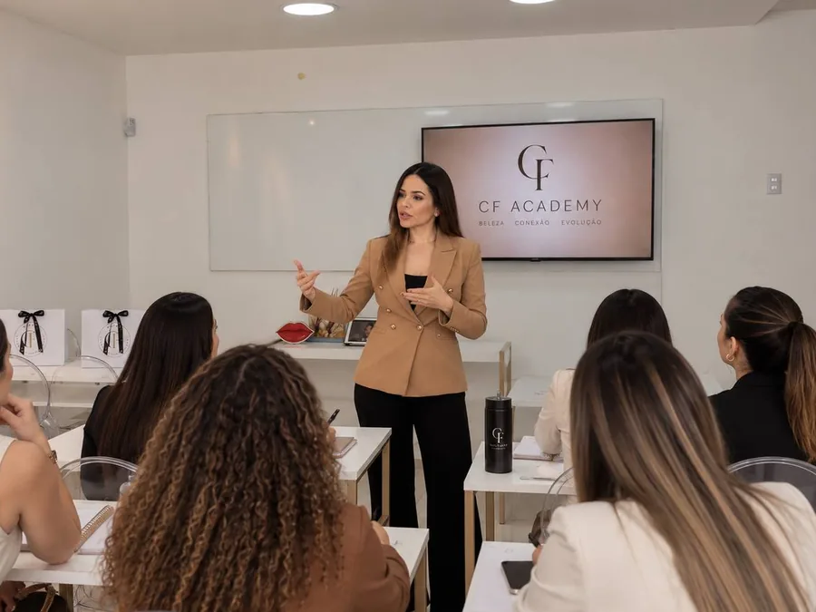 Carlla França dando aula para uma turma de alunas na CF Academy